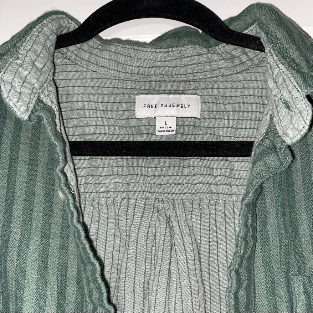 Free Assembly Button Up - Picture 5 of 5